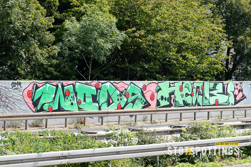 Gespraytes Graffiti an einer Bundesstraße.